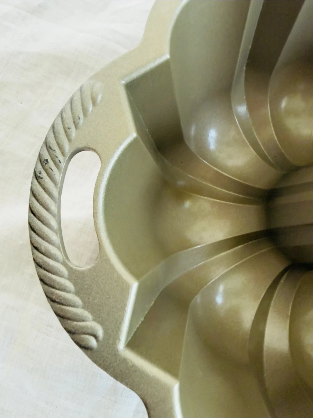 Nordic Ware ProfGrade 60th Anniversary Cast Aluminum Silver/Gold Bundt Pan 50037